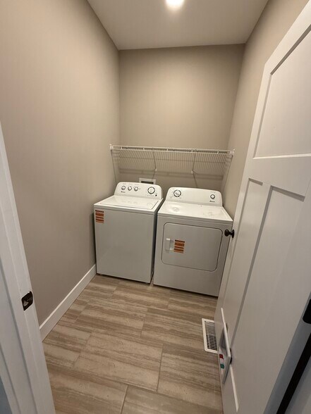 Building Photo - 1124 Cross Pointe Dr