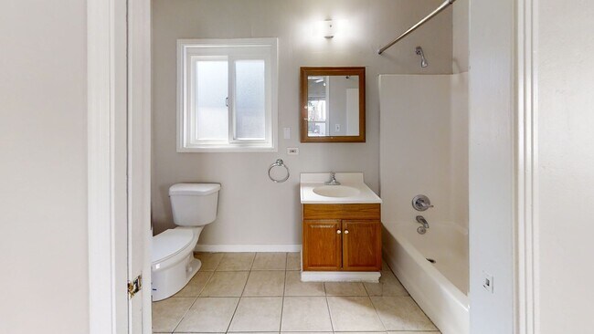 Building Photo - 4BD/2BA, Upgraded Kitchen! Sunroom!