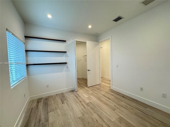 Building Photo - 2933 SW 27th Terrace