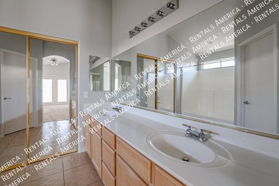 Building Photo - 7441 W Fleetwood Ln