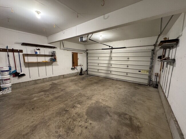 Building Photo - 1/2 OFF 3rd Month's Rent!!  Beautiful 4 Bedroom Clackamas Home