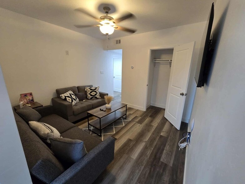 Building Photo - 534 R Ave