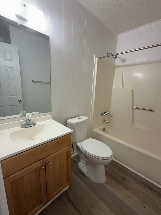 Building Photo - Charming 2 Bedroom Apartment 216 Zack Circle #B