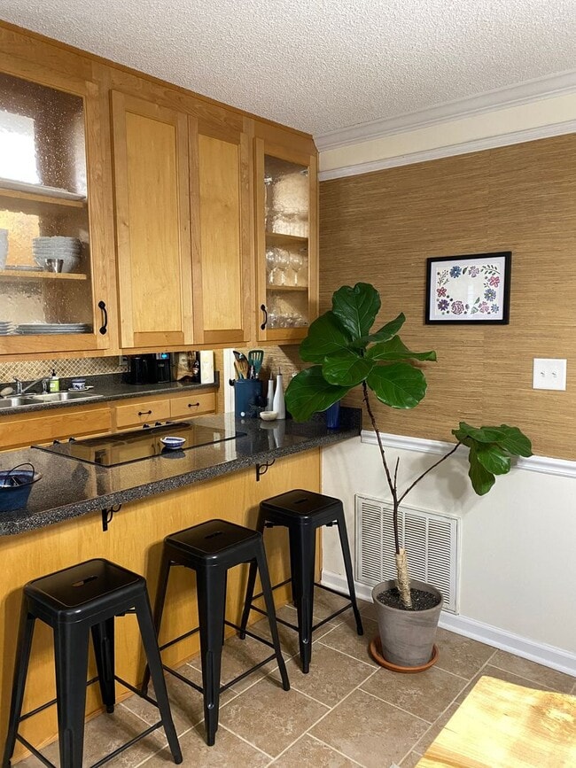 Building Photo - Stunning 2 bed, 2.5 bath townhouse just off the Oconee Connector