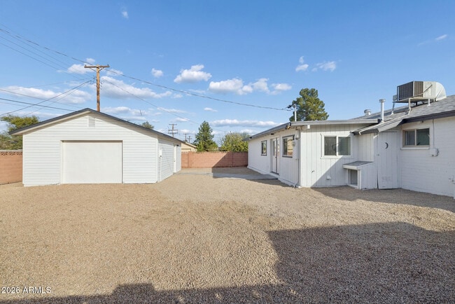 Building Photo - 1016 S Siesta Ln