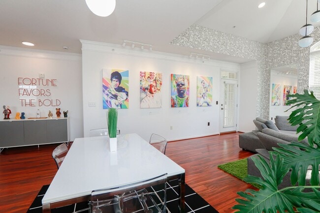 Building Photo - Riverside  Condo-RARE-Ready Jan 26