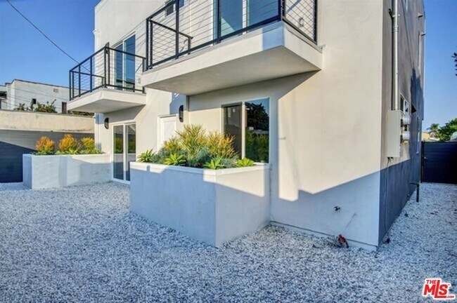 Building Photo - 2419 Cochran Ave