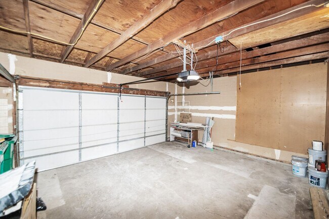 Building Photo - 3 bed 2 bath Home in Lakes of the Four Sea...