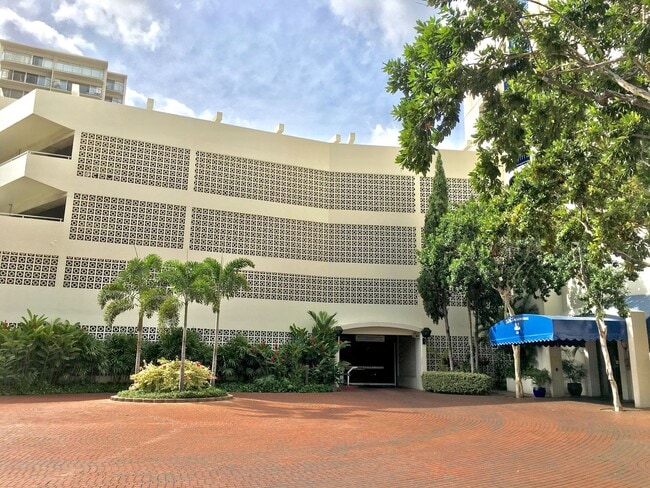Building Photo - Renovated 1BR/1BA in Waikiki – Steps from ...