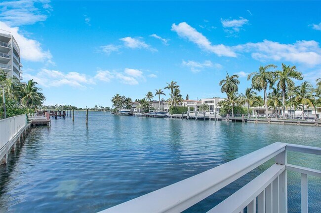 Building Photo - 9500 W Bay Harbor Dr