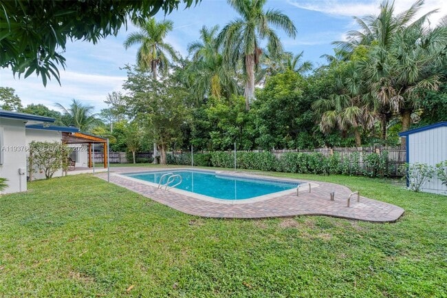 Building Photo - 812 Holly Ln