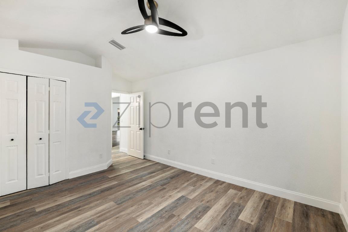 Building Photo - Unit