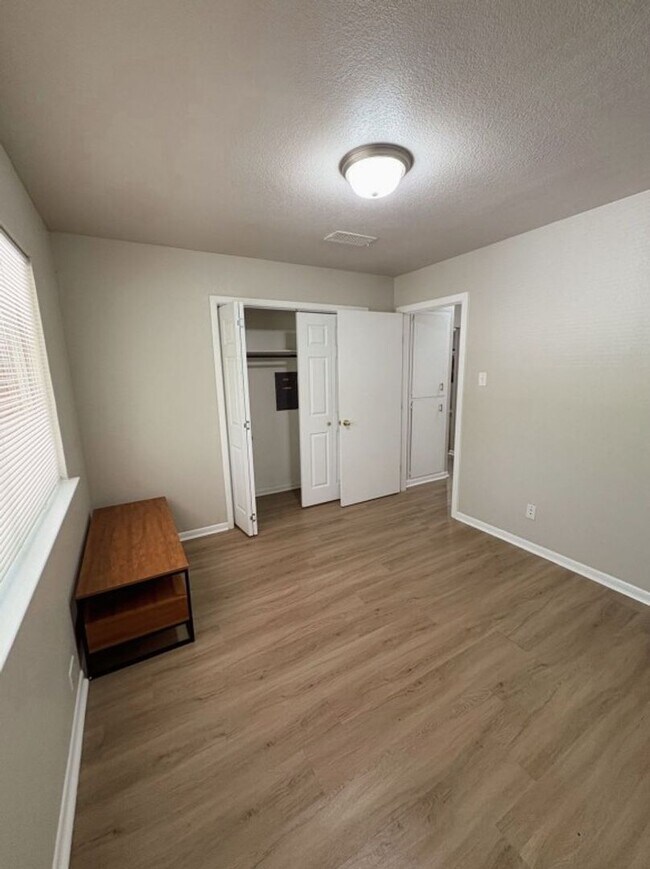 Building Photo - 204 W Mockingbird Ln