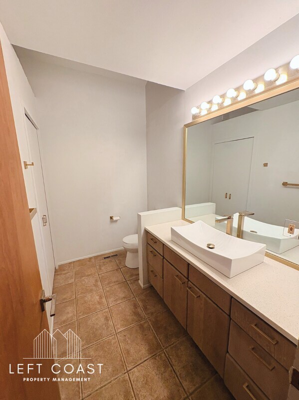 Building Photo - 132 Salishan Dr
