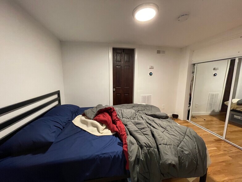 Building Photo - 682 Parker St