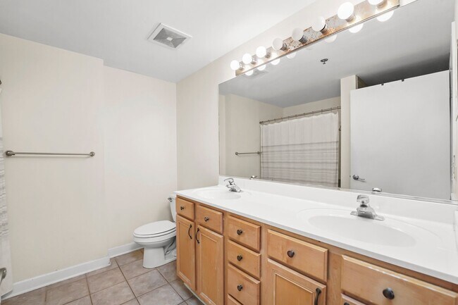 Building Photo - 5 E 14th Pl