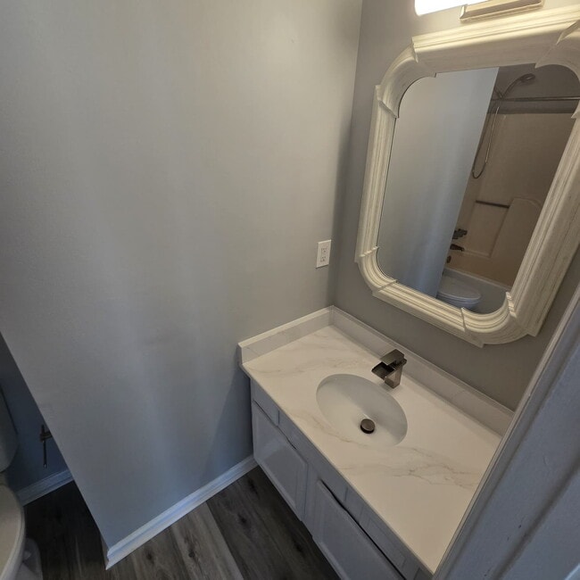 Building Photo - 2 Bedroom Townhome conveniently located near the interstate, hospital, airport, entertainment and...