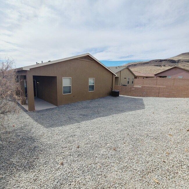 Building Photo - 3 bed 2 bath 1700 sq ft. Available for a June 1st move in!