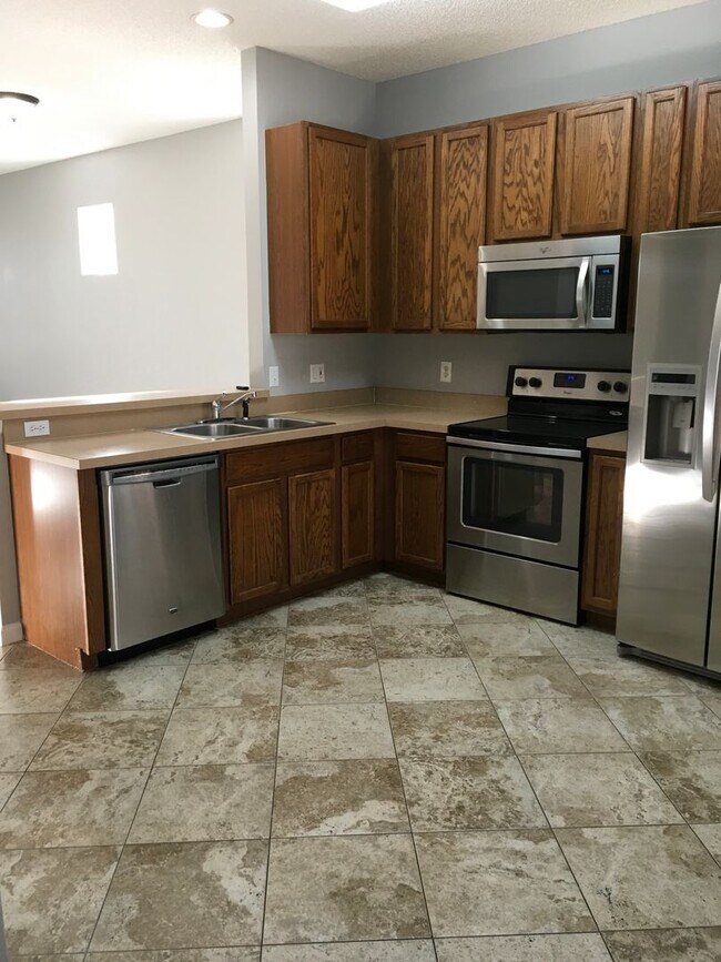 Building Photo - Townhome in Avalon Park