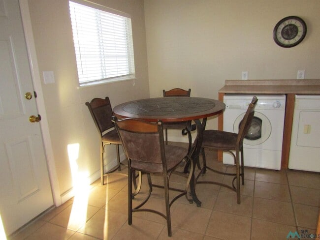 Building Photo - 605 1/2 W Quay Ave