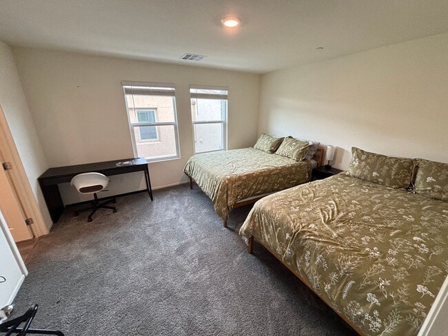 Building Photo - Gorgeous 3Bed/2.5Bath/2Car Townhome located in Southwest Las Vegas- Make the Move for Less: $300 ...