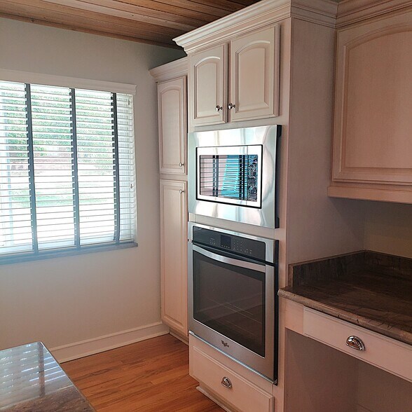Double oven - 1443 Sandra Dr