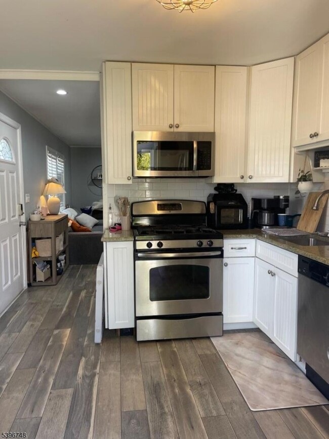 Building Photo - 16 Brookside Ave