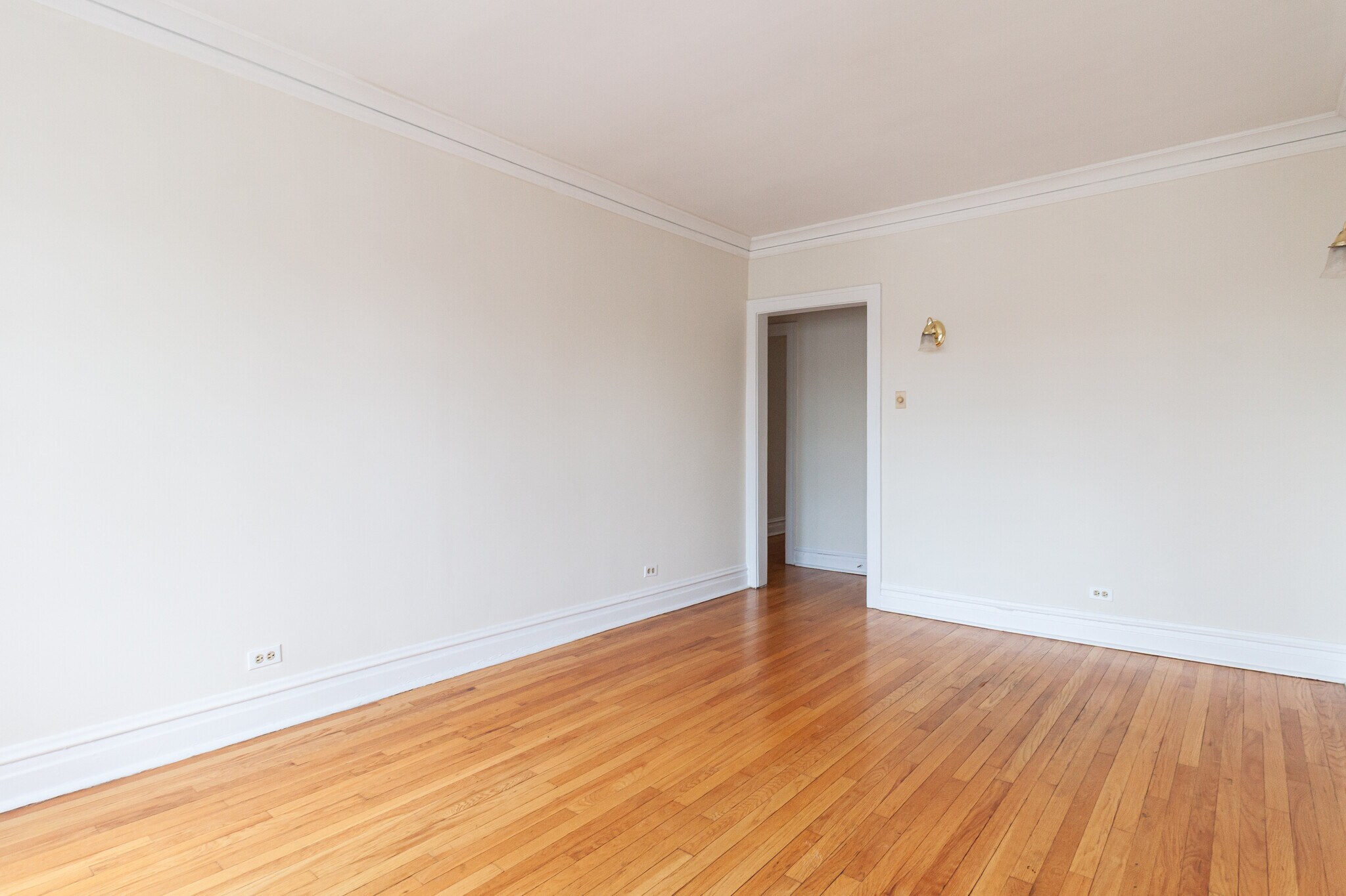 Building Photo - 1913 W Larchmont Ave