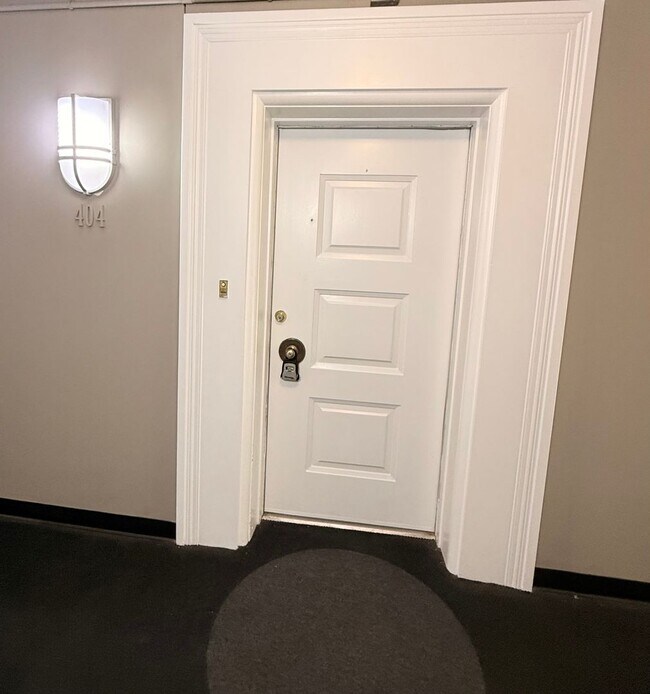 Building Photo - 2 Bedroom/ 3 Bath condo on West End, 1 assigned covered parking spot, Small Storage Space include...