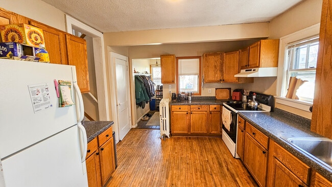 Main Kitchen - 904 20th Ave SE