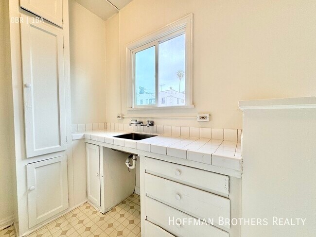 Building Photo - 838 Sanborn Ave