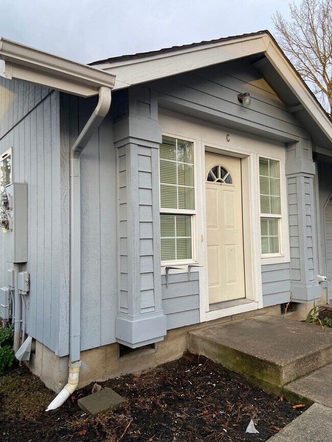 Building Photo - 5998a