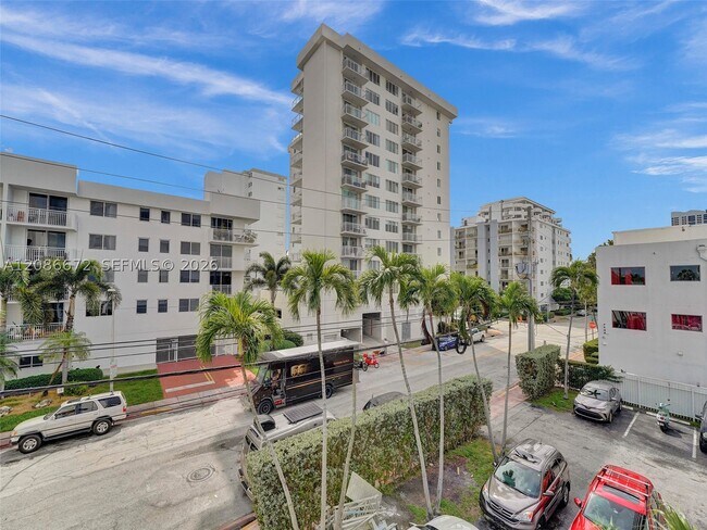Building Photo - 1658 Bay Dr E