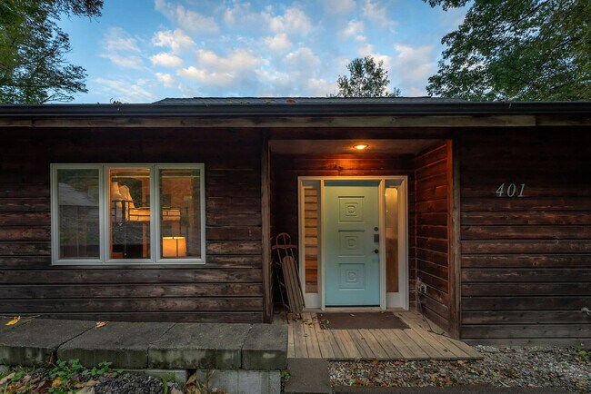 Building Photo - 401 Lookout Dr