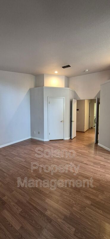 Building Photo - 642 Silvertop Way
