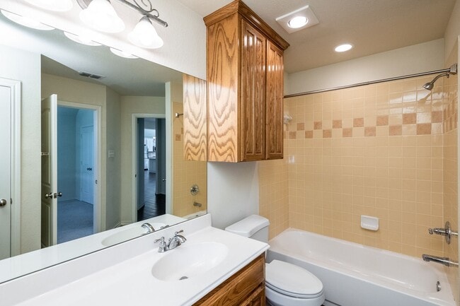 Building Photo - Beautiful 3 Bedroom 2 Bath in Whitestone R...