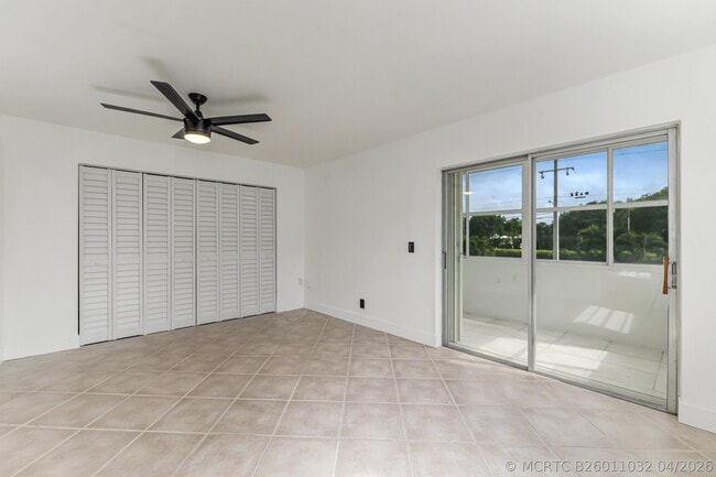 Building Photo - 560 Capri Ln