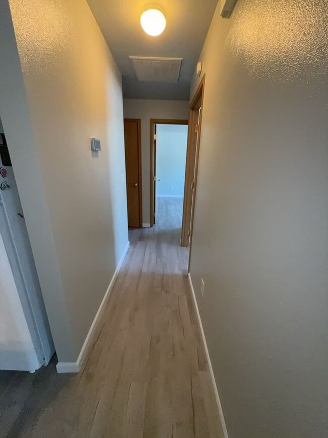 Building Photo - Cute 2 bedroom 1 bath Apartment