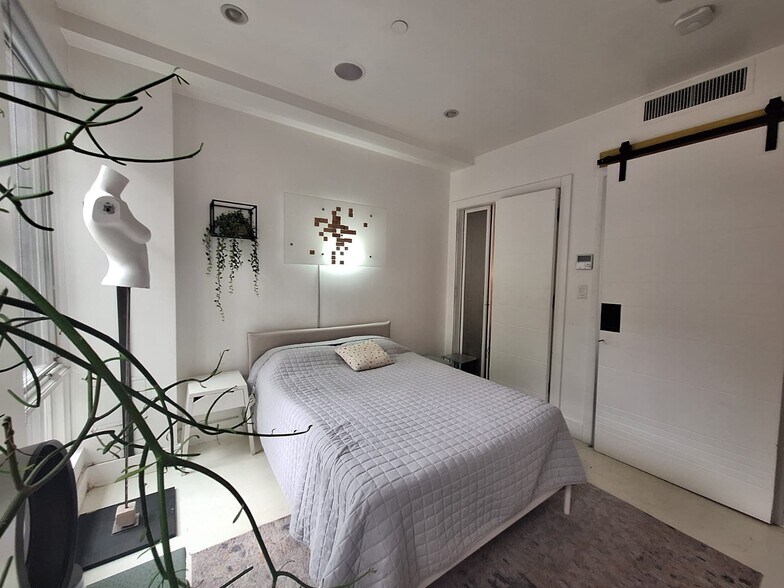 Building Photo - 668 Halsey St