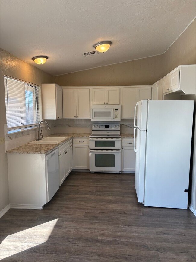 Building Photo - Beautifully remodeled with new paint, floo...