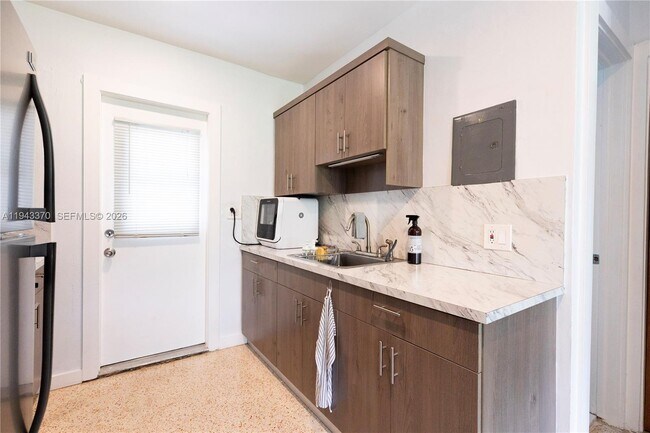 Building Photo - 2825 SW 3rd Ave