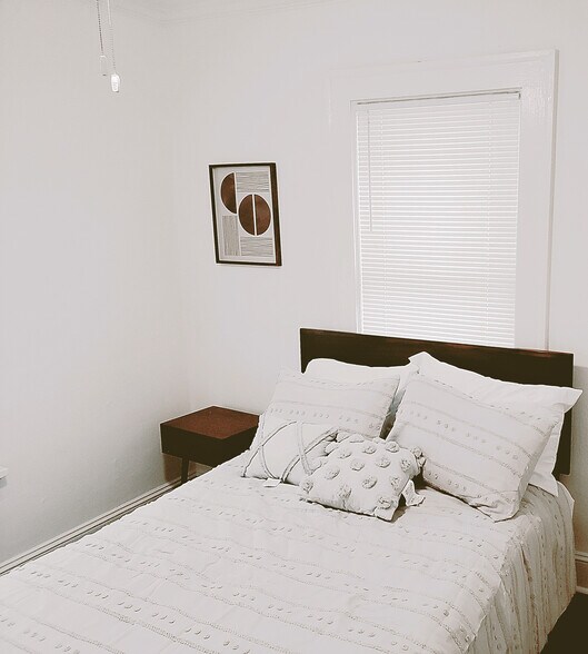 Building Photo - Room in House on Evans Dr SW