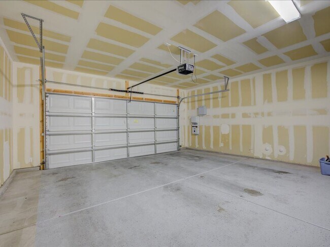 Building Photo - 4 Bedroom, 2.5 Bath COMMUNITY POOL!