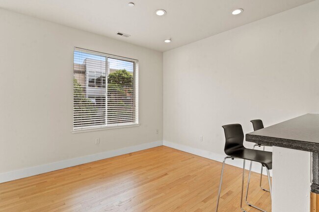 Building Photo - Lovely 2 Bed, 1.5 Bi-Level Hayes Valley Co...
