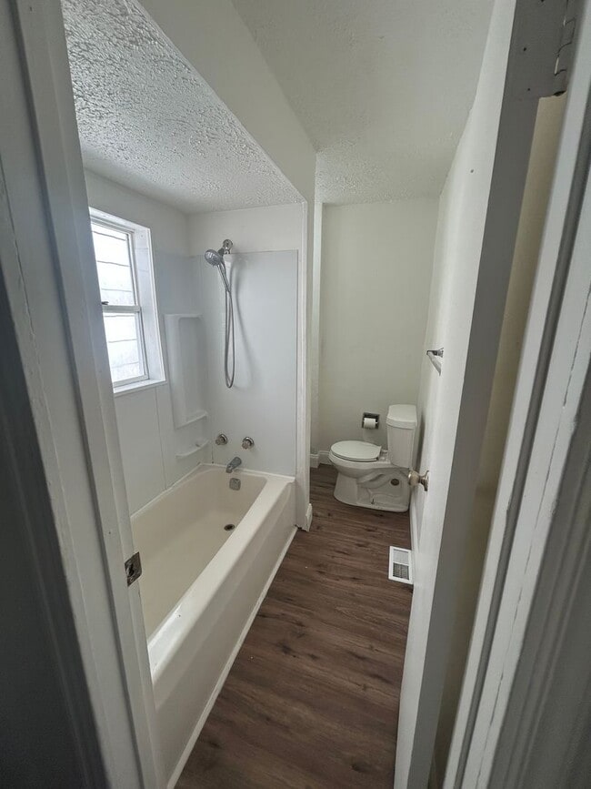 Building Photo - Welcome Home to This Well-Maintained Turtle Creek Gem