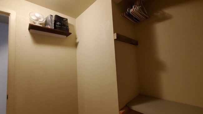 Building Photo - NEW PHOTOS COMING SOON!1 BDRM Kings Run Co...