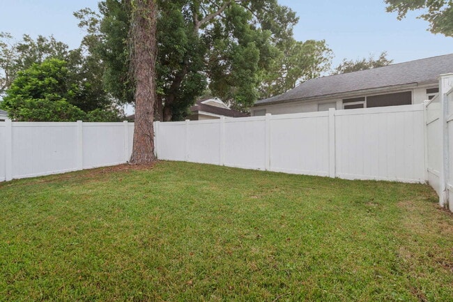 Building Photo - This 3/2 Beautiful Villa-Style Condo on Desirable Coverplace Community of Palm Harbor!