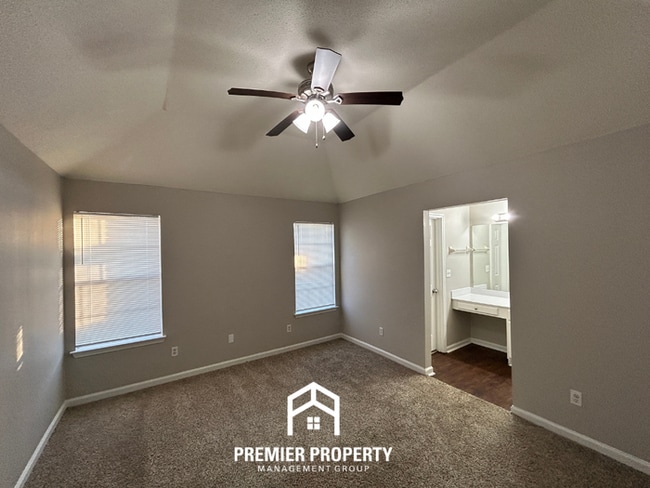 Building Photo - Cozy 3BR Home with Fireplace, Hardwood Floors & Fenced Yard in Memphis