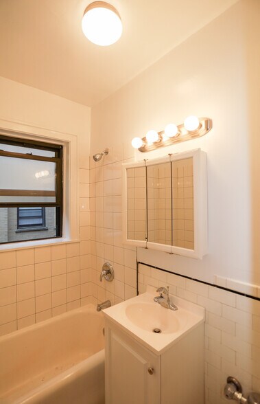 Building Photo - 6106 N Kenmore Ave