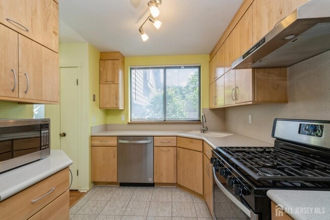 Building Photo - 172 Sayre Dr